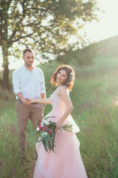 Beau mariage dans la nature — Photo