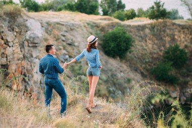 Sevgi dolu bir çift yürüyüş