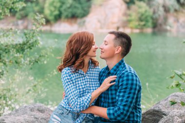 Sevgi dolu bir çift yürüyüş 