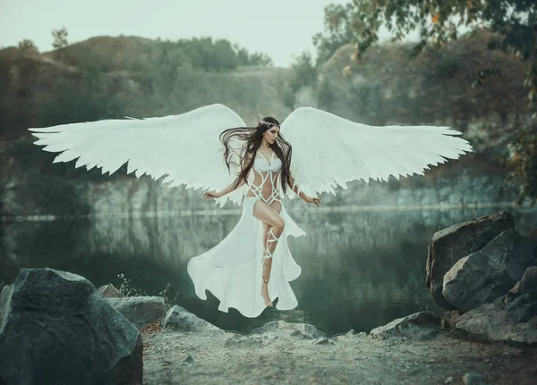 Güzel beyaz baş melek