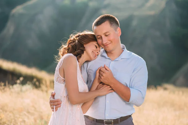 Um casal amoroso está andando — Fotografia de Stock