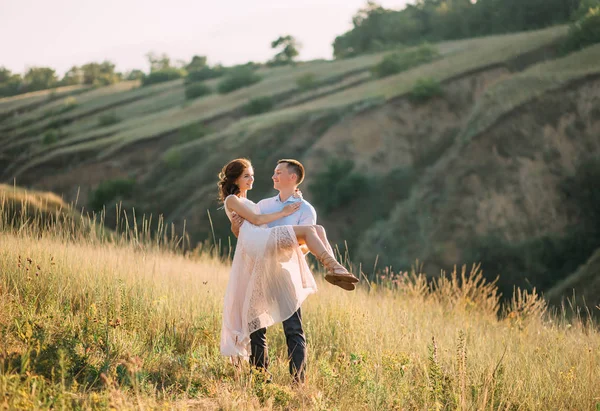 Sevgi dolu bir çift yürüyüş