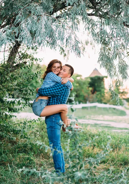 Een verliefde paar loopt — Stockfoto