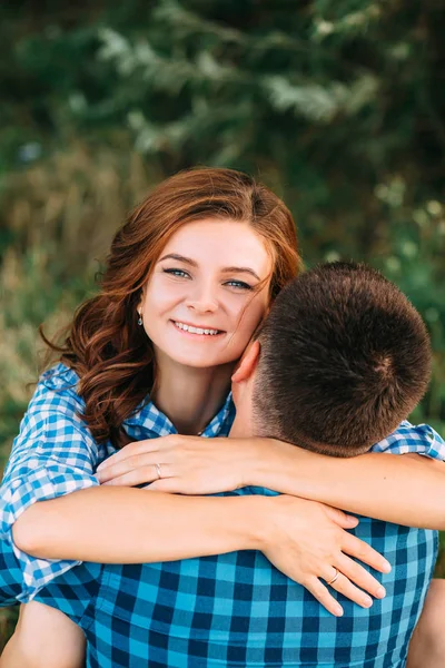 Sevgi dolu bir çift yürüyüş