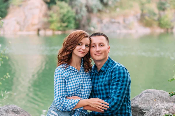 Sevgi dolu bir çift yürüyüş 