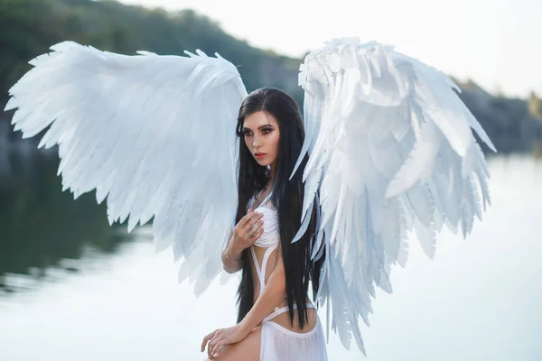 Прекрасный белый архангел спустился с небес — стоковое фото