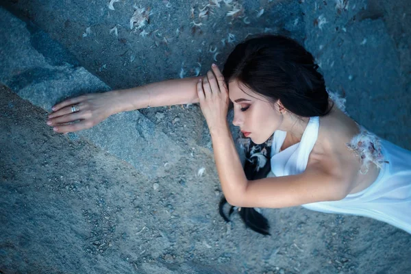 Ángel caído. Una chica con las alas arrancadas — Foto de Stock