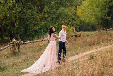 Sevgi dolu güzel bir çift. Düğün günü