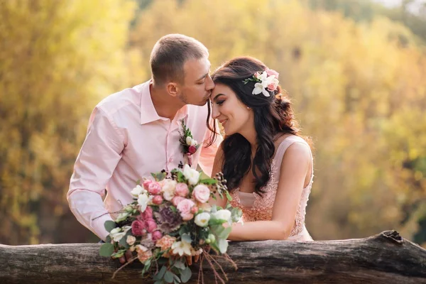 Um lindo casal amoroso. Dia do casamento — Fotografia de Stock