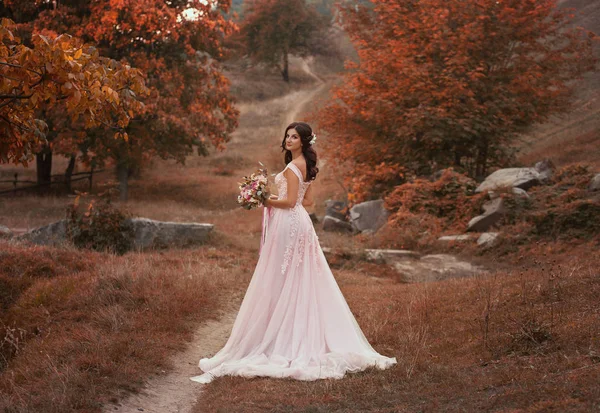 Eine glückliche Braut in einem wunderschönen, pudrigen Kleid. — Stockfoto