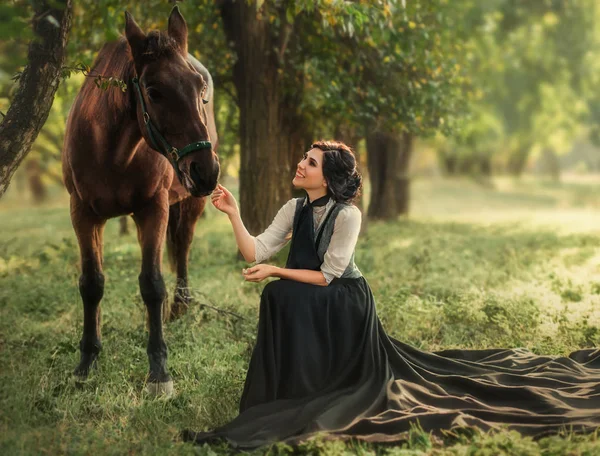Изысканная Дама Винтажном Платье Красивая Девушка Смеется Глядя Свою Лошадь — стоковое фото
