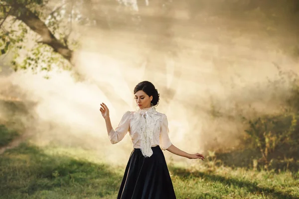 Dama Gourmet Vestido Vintage Con Volante Camina Niebla Fotografía Artística — Foto de Stock