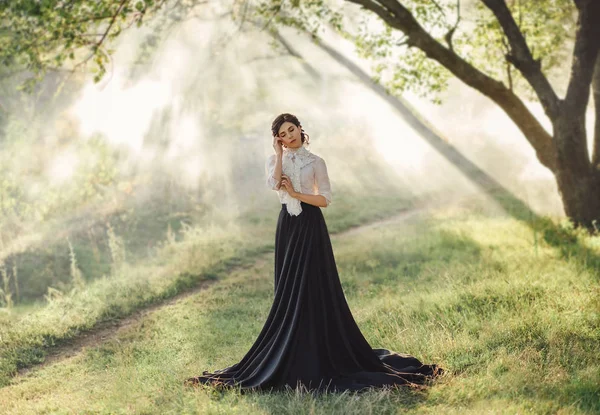 Gourmet Dam Vintage Klänning Med Volang Promenad Dimman Konstnärlig Fotografi — Stockfoto