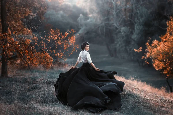 Uma Menina Vestido Vintage Está Correndo Olhando Redor Comboio Acenar — Fotografia de Stock