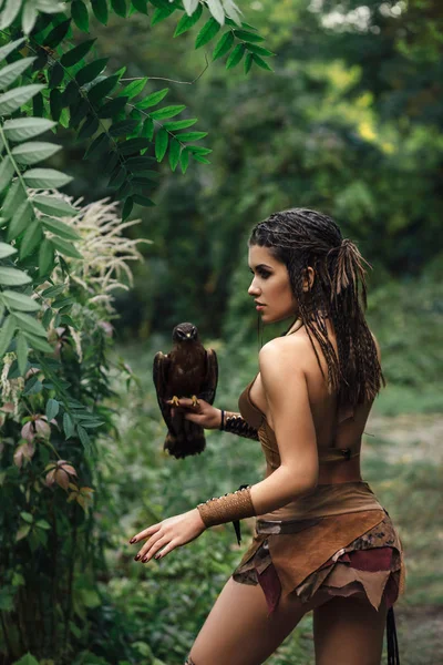 Agresszív Szexuális Vad Lány Aki Dzsungelben Egy Idomított Madár Művészi — Stock Fotó