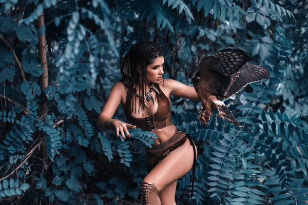 Chica Salvaje Agresiva Sexual Deambula Selva Con Pájaro Domesticado Fotografía — Foto de Stock