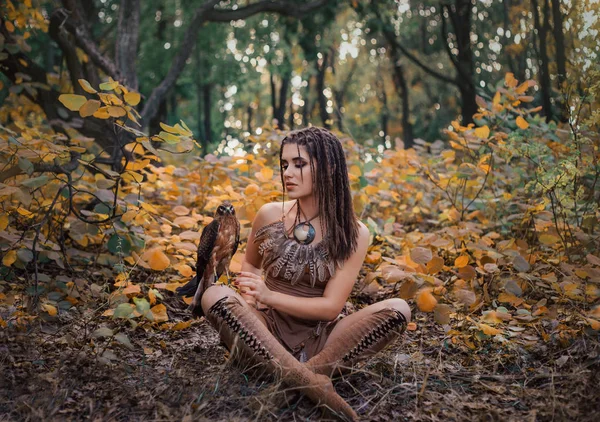 Aggressive Sexual Wild Girl Wanders Jungle Tamed Bird Artistic Photography — Stock Photo, Image