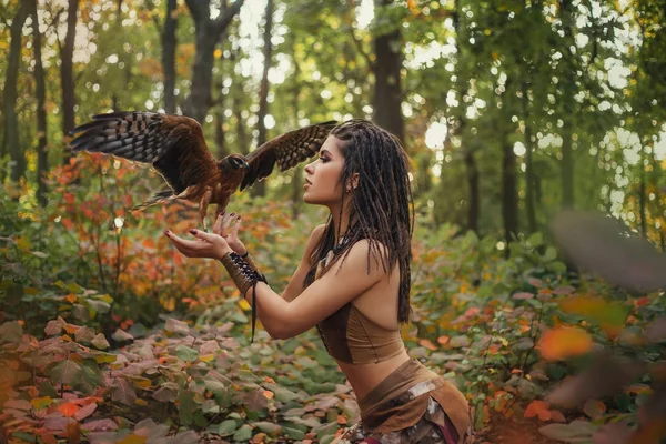 Aggressive Sexual Wild Girl Wanders Jungle Tamed Bird Artistic Photography — Stock Photo, Image