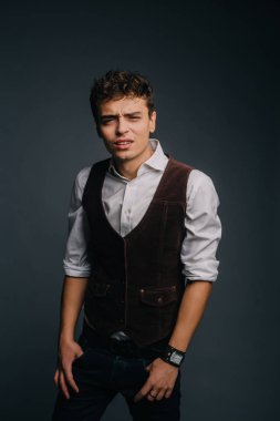 Öğrenci (üniversite oturum) yaklaşan olay tarafından şok. Adam şık giyinmiş. Korku adam onun gözlerinde bir soru ile ne marveling oluyor