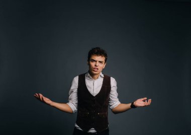 Öğrenci (üniversite oturum) yaklaşan olay tarafından şok. Adam şık giyinmiş. Bir soru onun gözlerinde dehşet içinde adamla olanlara marveling çaresiz bir jest yapar