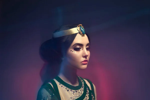 Egy lány a keleti öltözékben, Queen, a vihar. Jázmin hercegnő. — Stock Fotó