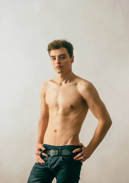 Rapaz Jovem Bonito Posando Com Tronco Roído Demonstrando Corpo Esportivo — Fotografia de Stock