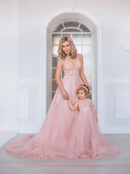 Mãe Filha Luxuosos Vestidos Cor Rosa Com Longo Trem Roupas — Fotografia de Stock