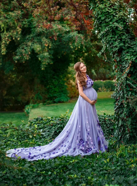 Елегантна Вагітна Жінка Гуляє Прекрасному Саду Розкішній Квітково Фіолетовій Сукні — стокове фото