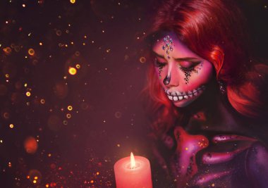 Elinde yanan bir mum tutan, taşları ve dilimleri olan, çok renkli makyaj şekeri olan yaratıcı bir kadın. Yağlı vücut sanatı, su boyaları. Metin için boş alan. Dia de los Muertos 'u kutlayın