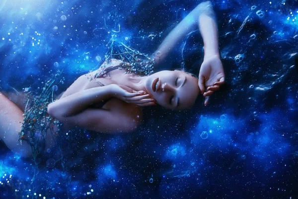 Procesamiento artístico. joven relajarse sueño sueño belleza. Concepto sexy cielo mujer cosmos armonía energía estrella resplandor plano. imagen diosa mundo naturaleza descansando una chica. Color brillante brillo azul negro brillo — Foto de Stock