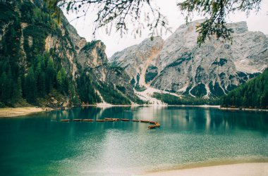 Alpine Lake Braies 'in arka planında yazılı bir poster için boş yer var. Su beyaz yolu turkuaz. Görkemli dağları, yeşil ormanı, muhteşem doğayı, hiç insan yok. Fotoğraf duvar kâğıdı
