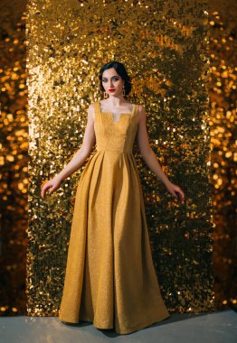 Güzel bayan model pozu. Retro Great Gatsby kadını. Arka plan, parlak bokeh ekran, parmak dalgası saç stili. Lüks altın elbise eski moda 1920 model. Yeni yıl karnaval partisi. Moda balosu 