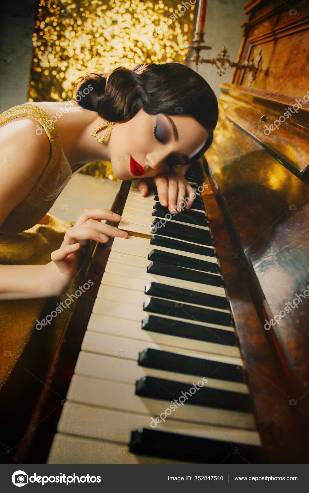 Gros plan portrait rétro jeune belle Great Gatsby femme doigt vague  coiffure smokey chat yeux maquillage, image size:1067x1700