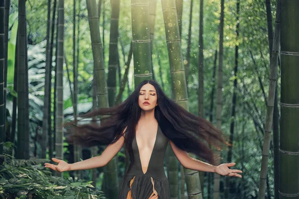 Peri masalı tropikana vahşi seksi kadın güneş ışığının keyfini çıkar. Uyum yeniden başlatılıyor. Siyah uzun saç sineği rüzgarda dalgalanıyor. Yeşil bambu tropikleri yaz mevsiminde. bahar sihirli sanat fantezi elbisesi — Stok fotoğraf