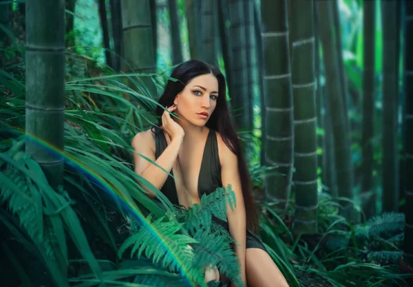 Orman perisi, uzun siyah saçlı esmer, yeşil doğanın seksi zümrüt elbisesinin tadını çıkar. Arka plan bambu ormanı eğreltiotu korusu botanik bahçesi tropikleri yaz baharı. Georgia fantezi sanat tatili — Stok fotoğraf