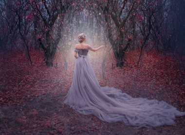 Sanat fotoğrafçısı genç güzellik kraliçesi. Sonbahar mor mistik ağacı. Karanlık ormanın derinliklerinde parlayan fantezi dünyası büyüsü. Zarif klasik elbiseli bayan prenses, ortaçağ kıyafetleri içinde uzun tren yolculuğu.
