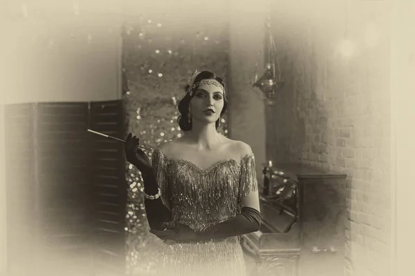 Belleza joven sexy mujer. foto en blanco y negro. Mouthpiece cigarrillo en la mano — Foto de Stock