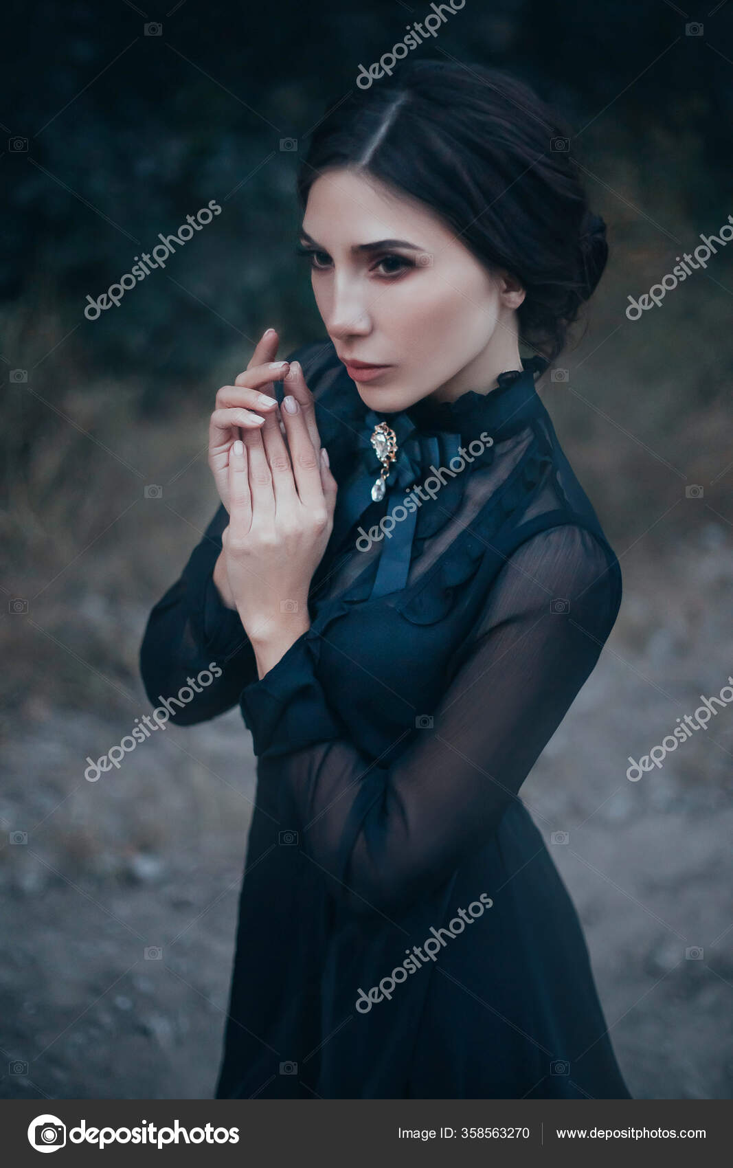 Jovem mulher com maquiagem de vampiro gótico na festa de halloween sobre  fundo preto