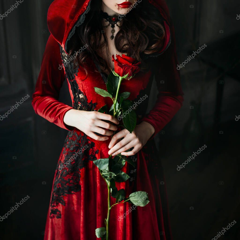 Ritratto primo piano silhouette gotico sexy donna vampiro mistico