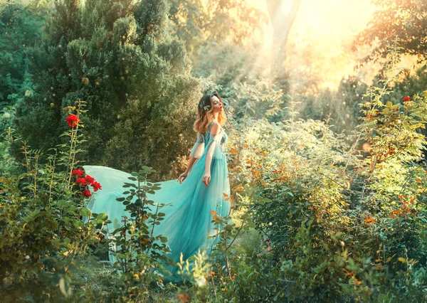 Fantasy hercegnő élvezi a nyári természet. Vintage hosszú ruha legyek repkednek a szélben. A nő mosolyog, boldog arc. Spiritualitás isteni fény nap ragyog szabadság koncepció, parfüm aroma virágok természetes kozmetikumok — Stock Fotó