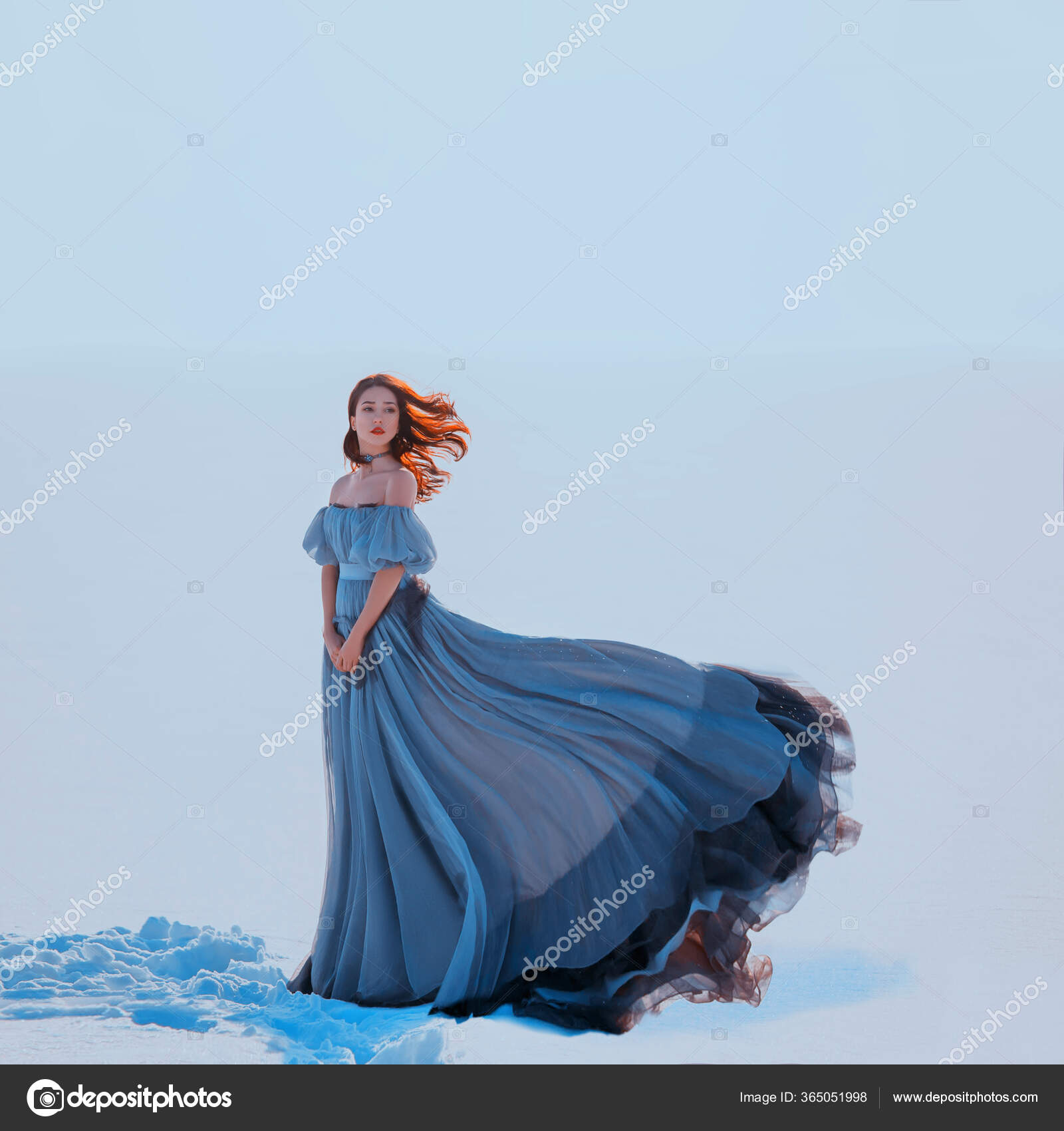 Fantaisie beauté femme princesse. Reine des neiges se tient bleu