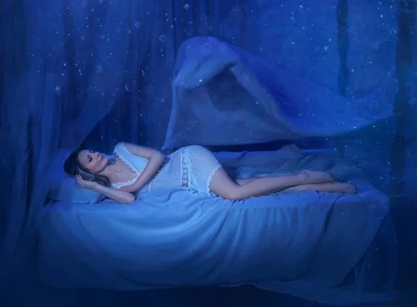 Fantezi korkan sarışın kadın yatak odasında uyuyor. Beyaz, eski bir gecelik. Battaniye şeklinde bir kabus, kumaş örtüsünün altındaki çarşaf uyuyan güzel prensese saldırıyor. Gotik sanat fotoğrafçılığı — Stok fotoğraf