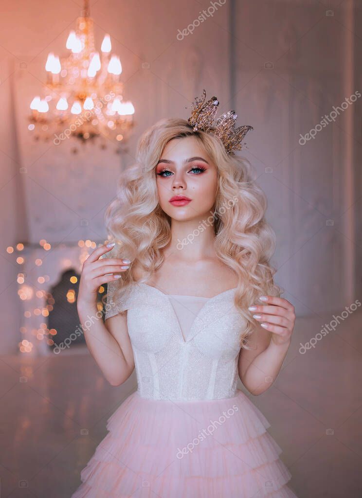 Donna di bellezza fantasia regina. moda ragazza modello posa immagine di  principessa. Capelli ondulati lunghi biondi.