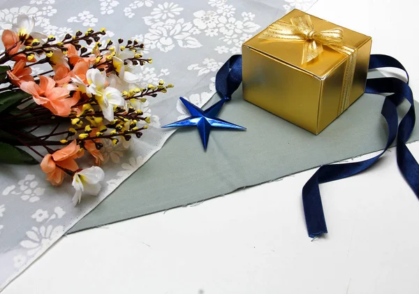 Χριστούγεννα φόντο με ένα χρυσό δώρο κουτί — Φωτογραφία Αρχείου