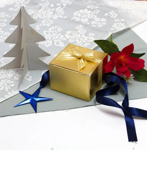 Sfondo di Natale con una scatola regalo d'oro . — Foto Stock