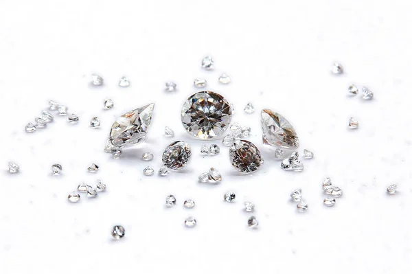 Muchos tamaños de diamantes de talla redonda . —  Fotos de Stock