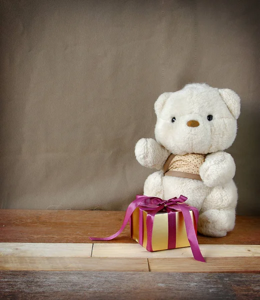 Bonito oso de peluche con caja de regalo de oro de elegancia —  Fotos de Stock