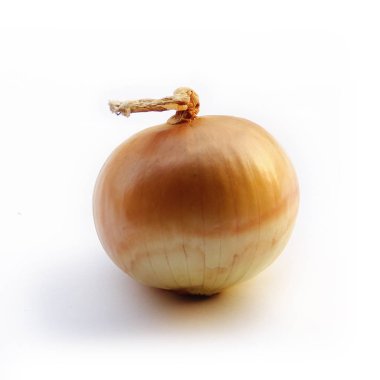 Beyaz arkaplanda izole soğanlar. 