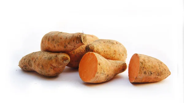 Süßkartoffeln auf weißem Hintergrund. — Stockfoto