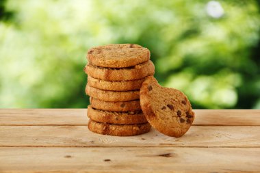 Çikolatalı kurabiye ve çay tahta üzerinde koymak